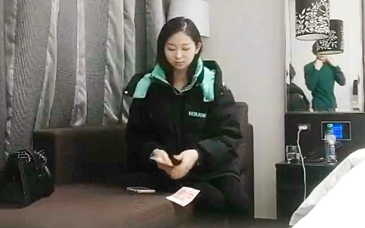 好紧和橡皮筋箍住一样